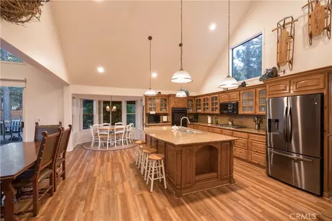 Kitchen - 42143 Winter Park Dr, Big Bear Lake, CA 92315 photo 4 of 4