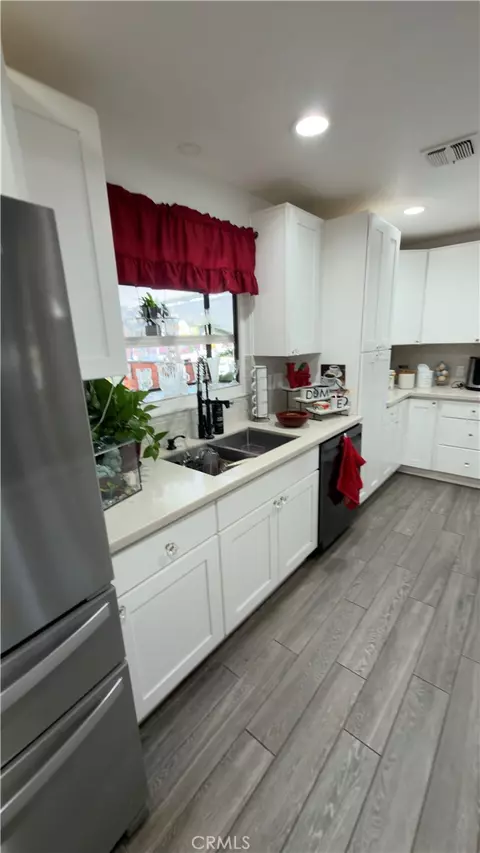 Kitchen - 13491 Iroquois, Apple Valley, CA 92308 photo 4 of 10