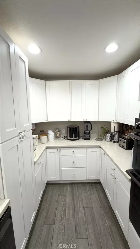 Kitchen - 13491 Iroquois, Apple Valley, CA 92308 photo 7 of 10