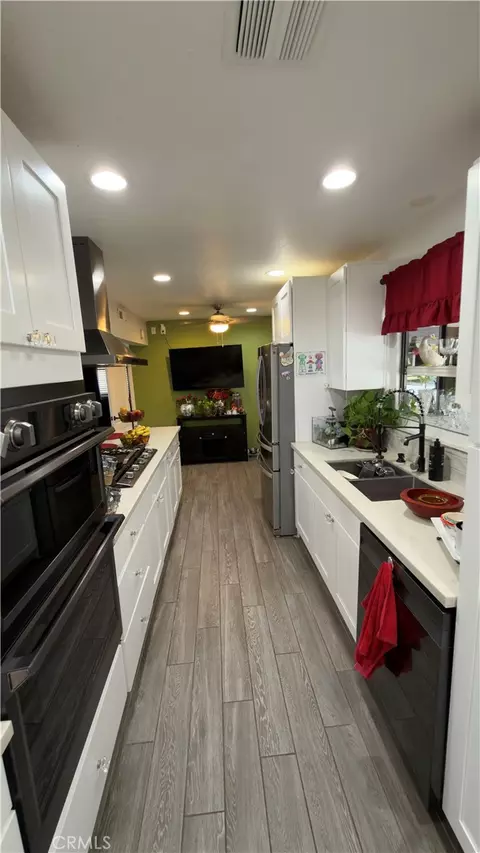 Kitchen - 13491 Iroquois, Apple Valley, CA 92308 photo 8 of 10