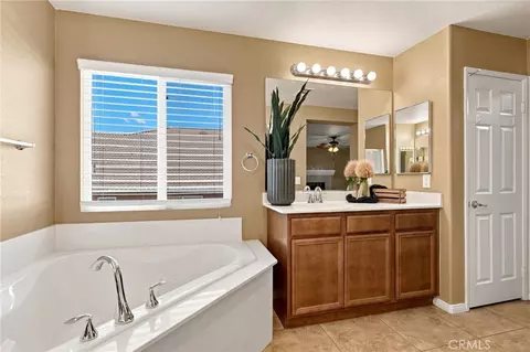 Bath - 19316 Aspenleaf, Perris, CA 92570 photo 3 of 4