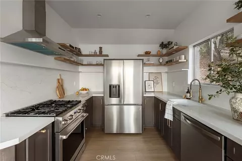 Kitchen - 1096 Nadelhorn Dr, Lake Arrowhead, CA 92352 photo 2 of 3