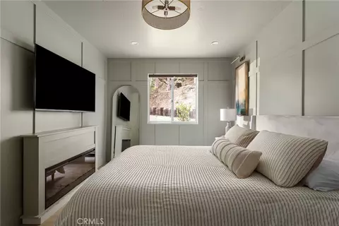Bedroom - 1096 Nadelhorn Dr, Lake Arrowhead, CA 92352 photo 1 of 8