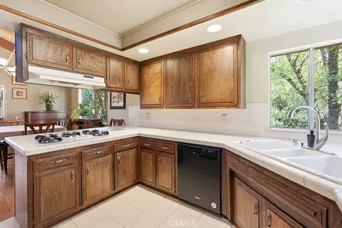 Kitchen - 320 Delle, Crestline, CA 92325 photo 2 of 4