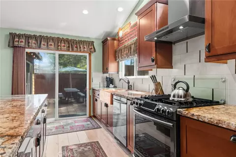 Kitchen - 40697 Beaver Ln, Big Bear Lake, CA 92315 photo 5 of 6