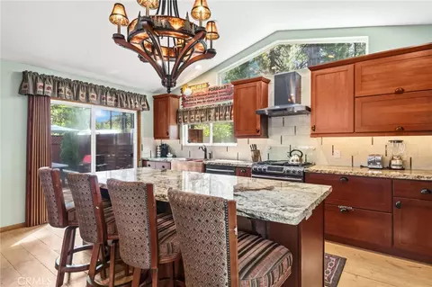 Kitchen - 40697 Beaver Ln, Big Bear Lake, CA 92315 photo 2 of 6
