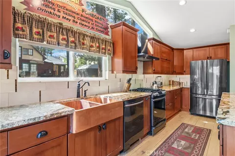 Kitchen - 40697 Beaver Ln, Big Bear Lake, CA 92315 photo 3 of 6