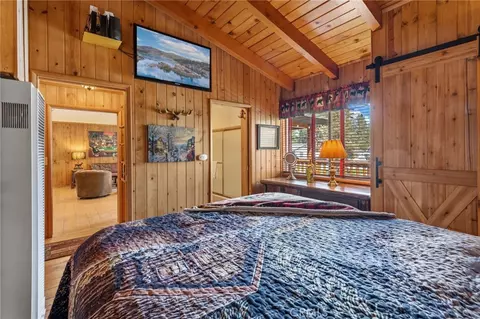 Bedroom - 40697 Beaver Ln, Big Bear Lake, CA 92315 photo 3 of 7