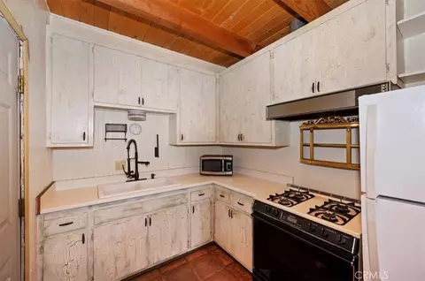 Kitchen - 313 Leonard, Sugarloaf, CA 92386 photo 2 of 3