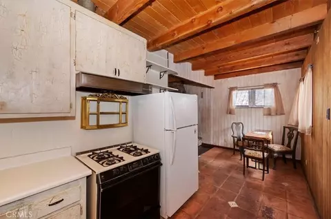 Kitchen - 313 Leonard, Sugarloaf, CA 92386 photo 3 of 3