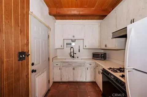 Kitchen - 313 Leonard, Sugarloaf, CA 92386 photo 1 of 3