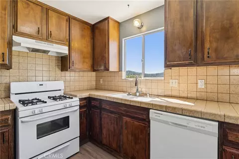 Kitchen - 831 Madera Ln, Lake Arrowhead, CA 92352 photo 1 of 1