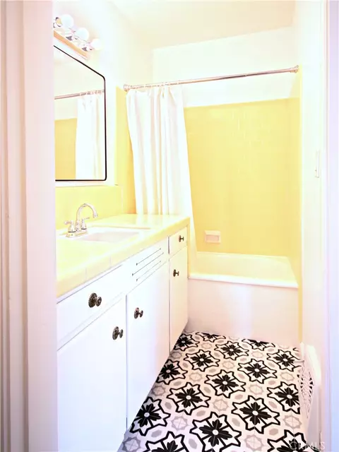 Bath - 3265 Pine St, Riverside, CA 92501 photo 3 of 4
