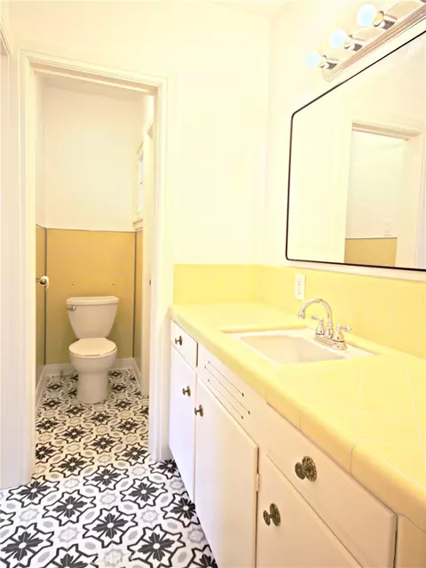 Bath - 3265 Pine St, Riverside, CA 92501 photo 4 of 4