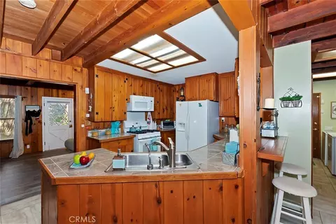 Kitchen - 1069 Nesthorn Dr, Crestline, CA 92325 photo 2 of 6
