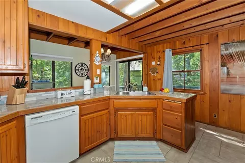 Kitchen - 1069 Nesthorn Dr, Crestline, CA 92325 photo 5 of 6