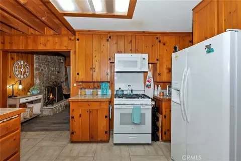 Kitchen - 1069 Nesthorn Dr, Crestline, CA 92325 photo 6 of 6