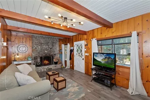 Living - 1069 Nesthorn Dr, Crestline, CA 92325 photo 2 of 3