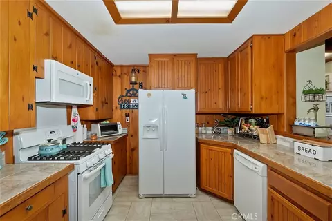 Kitchen - 1069 Nesthorn Dr, Crestline, CA 92325 photo 3 of 6
