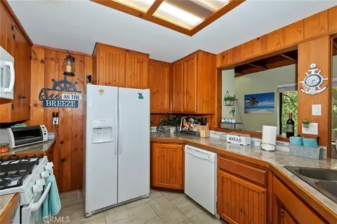 Kitchen - 1069 Nesthorn Dr, Crestline, CA 92325 photo 4 of 6