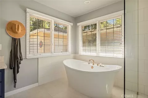 Bath - 419 Walnut Ave, Redlands, CA 92373 photo 2 of 5