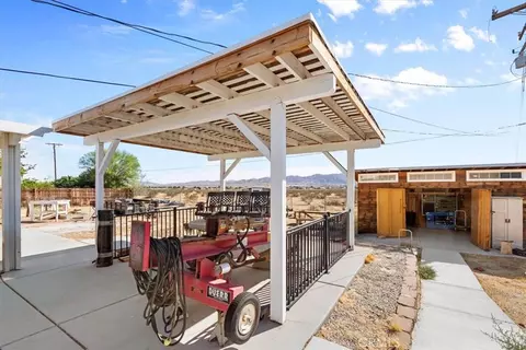 Exterior - 16375 Sago Rd, Apple Valley, CA 92307 photo 4 of 6