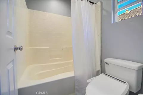 Bath - 9789 Winterberry Dr, Riverside, CA 92503 photo 3 of 5