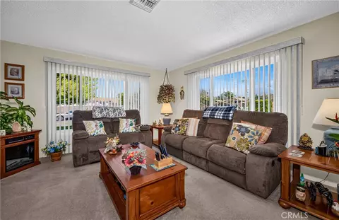Living - 34249 Avenue H, Yucaipa, CA 92399 photo 2 of 4