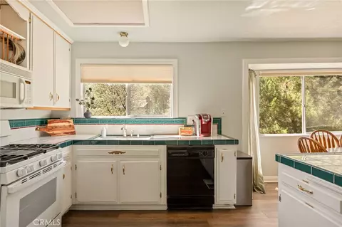 Kitchen - 28165 Grenoble, Lake Arrowhead, CA 92352 photo 2 of 3