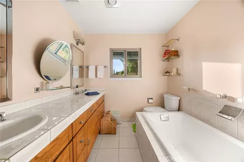 Bath - 662 Valley Vw, Redlands, CA 92373 photo 3 of 4