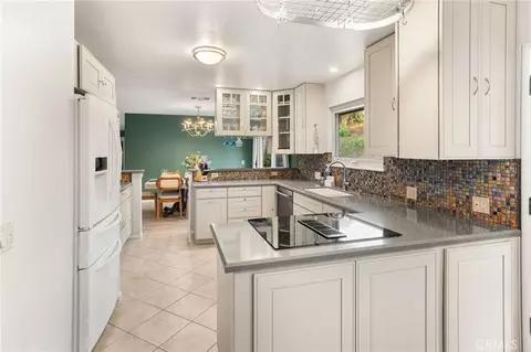 Kitchen - 662 Valley Vw, Redlands, CA 92373 photo 2 of 4