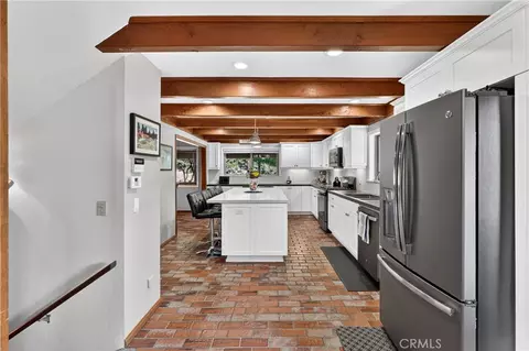 Kitchen - 374 Grass Valley Rd, Lake Arrowhead, CA 92352 photo 4 of 6