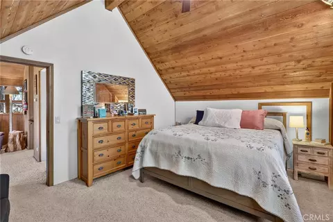 Bedroom - 374 Grass Valley Rd, Lake Arrowhead, CA 92352 photo 2 of 8