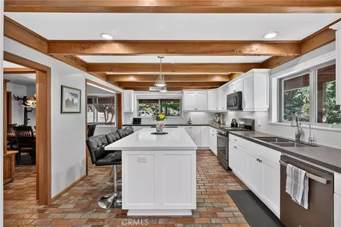Kitchen - 374 Grass Valley Rd, Lake Arrowhead, CA 92352 photo 3 of 6