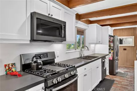Kitchen - 374 Grass Valley Rd, Lake Arrowhead, CA 92352 photo 5 of 6