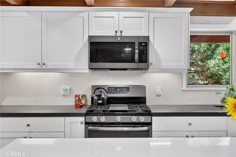 Kitchen - 374 Grass Valley Rd, Lake Arrowhead, CA 92352 photo 2 of 6