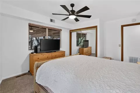 Bedroom - 374 Grass Valley Rd, Lake Arrowhead, CA 92352 photo 5 of 8