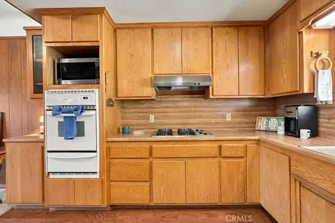 Kitchen - 23672 Rocky Dell, Crestline, CA 92325 photo 4 of 5