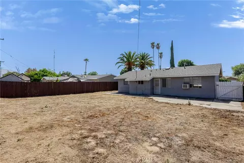 Exterior - 27390 6th St, Highland, CA 92346 photo 4 of 5