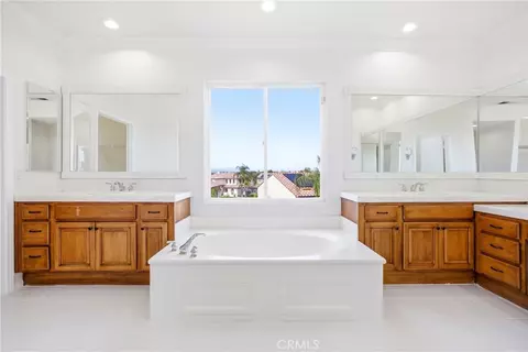 Bath - 45636 Camino Rubi, Temecula, CA 92592 photo 2 of 8