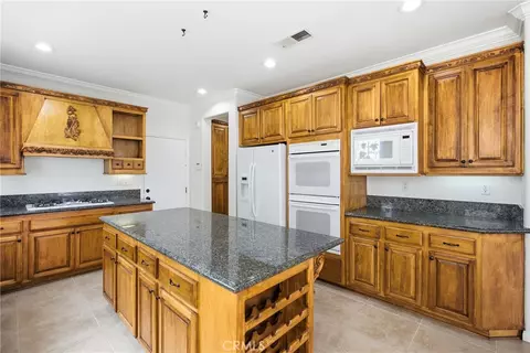 Kitchen - 45636 Camino Rubi, Temecula, CA 92592 photo 2 of 3