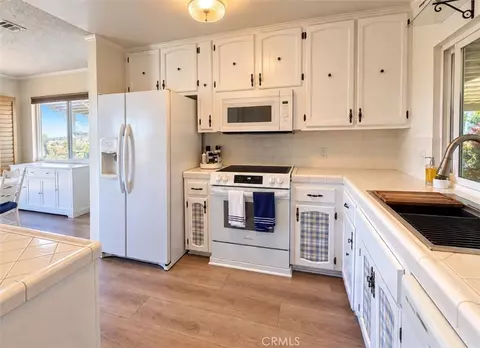 Kitchen - 197 Summit Vw, Calimesa, CA 92320 photo 2 of 4