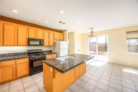 Kitchen - 1570 Thunderbird, Beaumont, CA 92223 photo 3 of 4