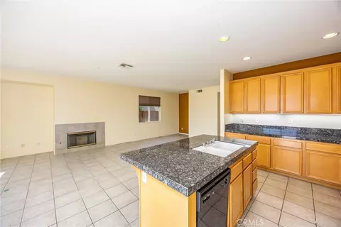 Living - 1570 Thunderbird, Beaumont, CA 92223 photo 3 of 7