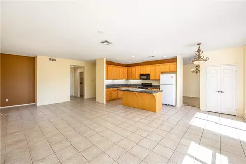 Living - 1570 Thunderbird, Beaumont, CA 92223 photo 5 of 7