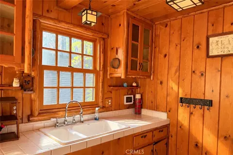 Kitchen - 29682 Hook Crk, Cedar Glen, CA 92321 photo 4 of 5
