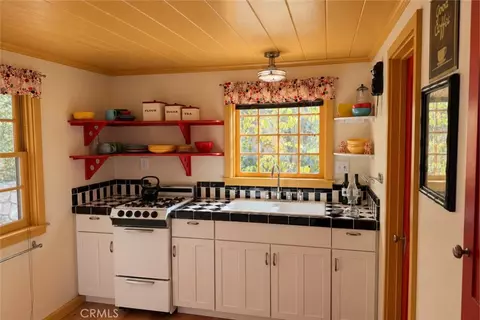 Kitchen - 29682 Hook Crk, Cedar Glen, CA 92321 photo 3 of 5