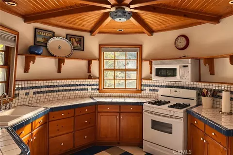Kitchen - 29682 Hook Crk, Cedar Glen, CA 92321 photo 5 of 5