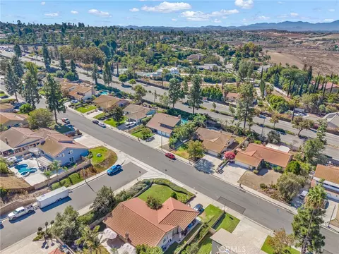 View/Area - 6801 Rycroft Dr, Riverside, CA 92506 photo 6 of 12