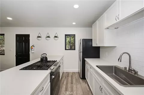 Kitchen - 248 Vista Ave, Sugarloaf, CA 92386 photo 2 of 5